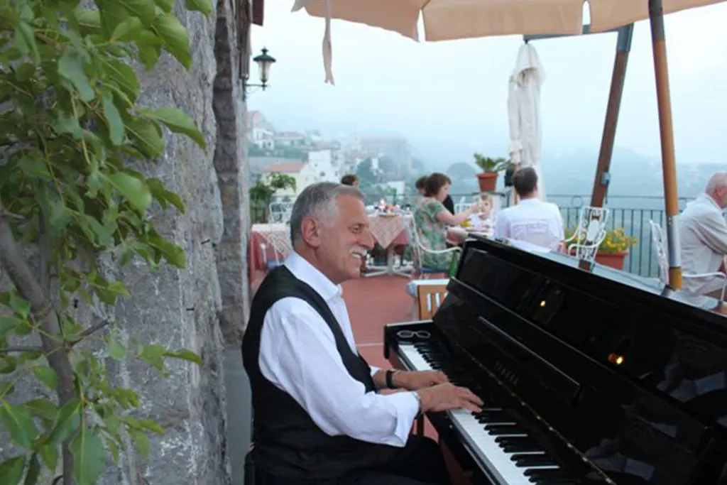 Un pianista suona su una terrazza di Villa Giuseppina