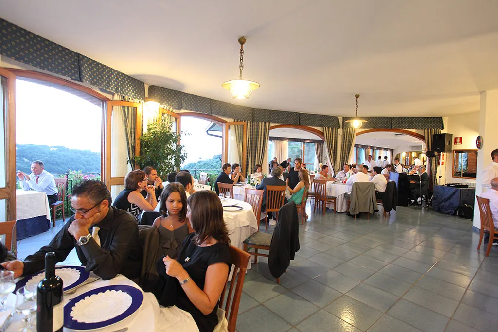 La sala ricevimenti con le grandi finestre ad arco