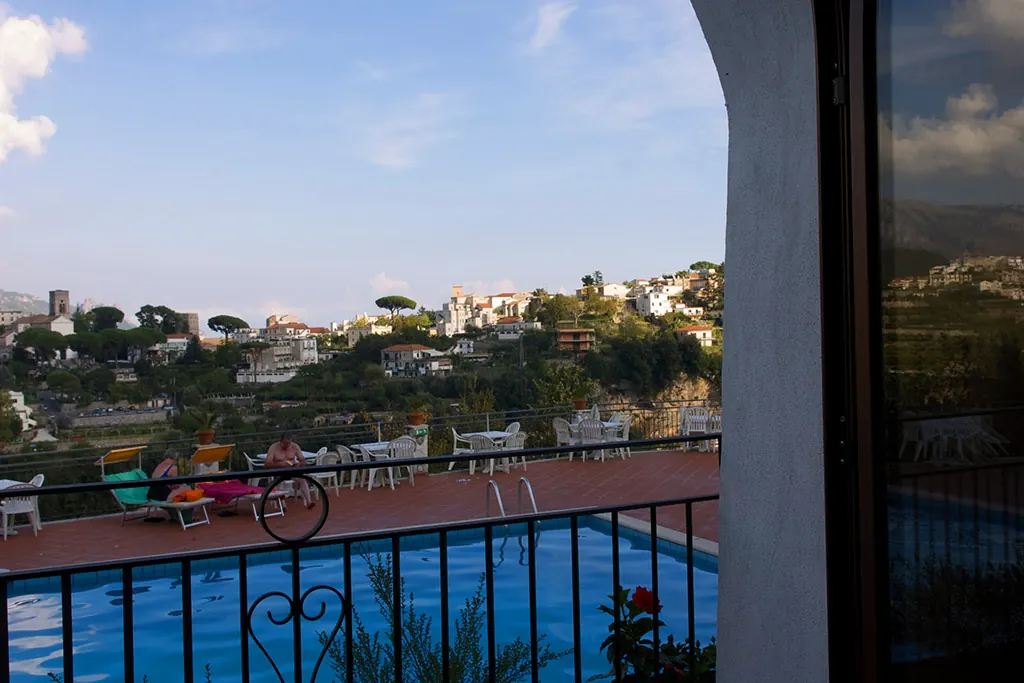 Il solarium con vista sulle colline e sul mare